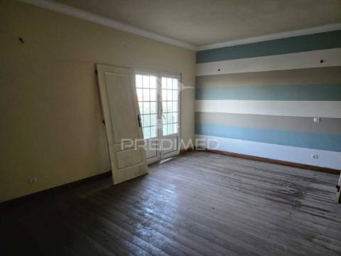 Casa senhorial em arraiados – um refúgio único com zona comercial!