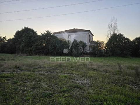 Casa senhorial em arraiados – um refúgio único com zona comercial!