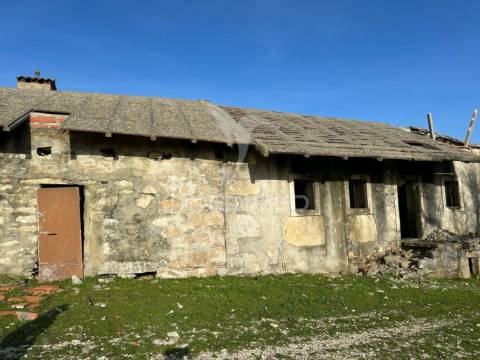 Ruína inserida em  terreno rústico e urbano na portela do pereiro