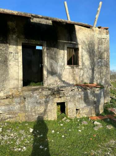 Ruína inserida em  terreno rústico e urbano na portela do pereiro