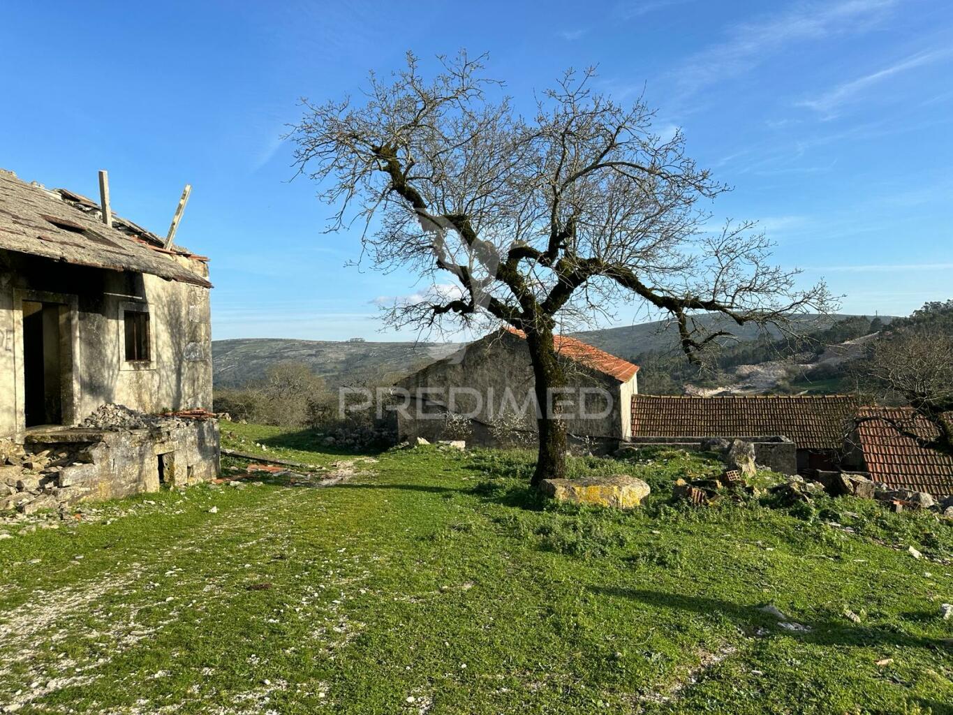 Ruína inserida em  terreno rústico e urbano na portela do pereiro