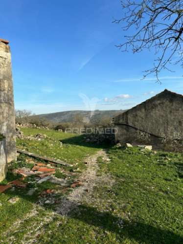 Ruína inserida em  terreno rústico e urbano na portela do pereiro