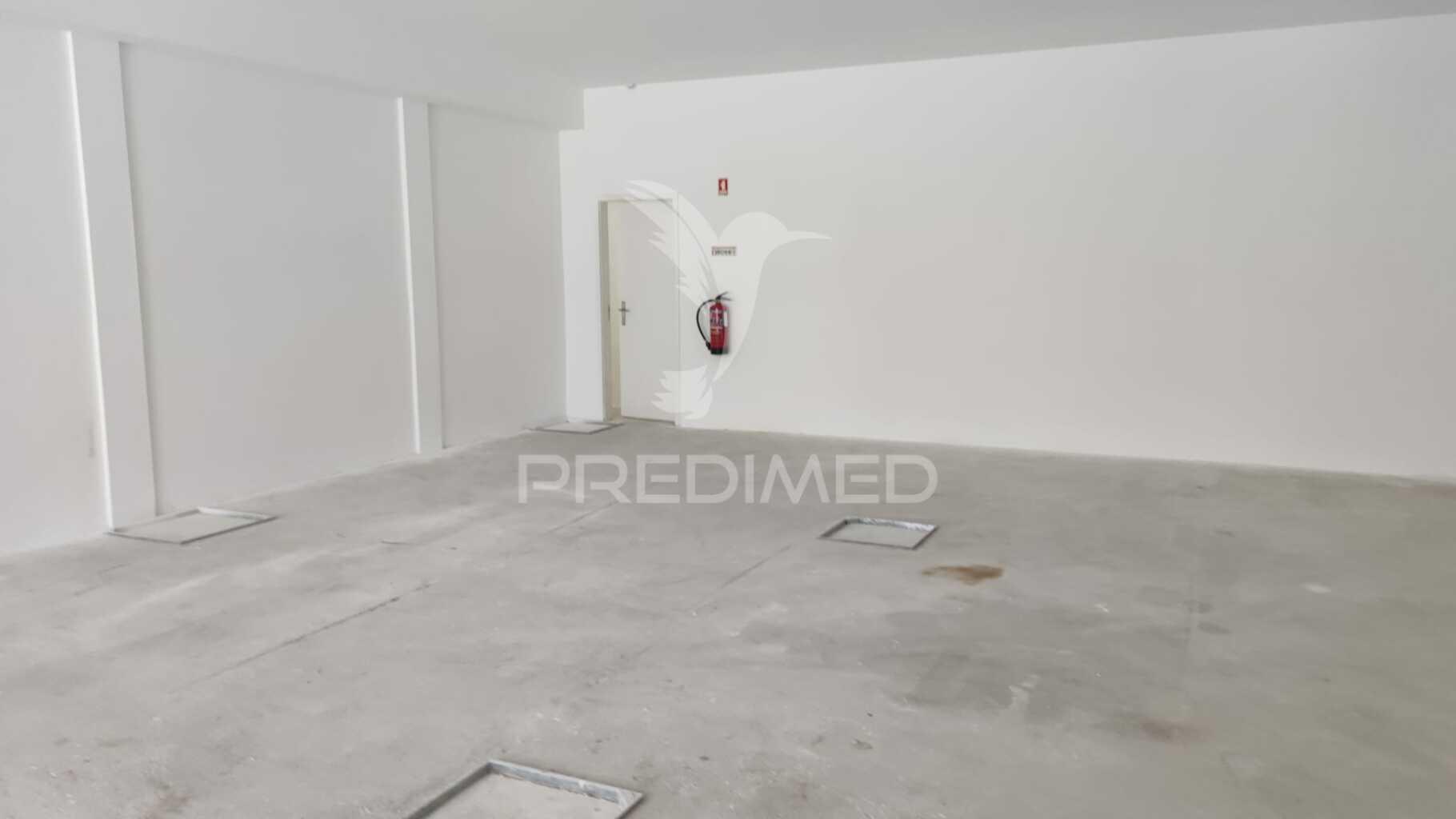 Loja centro algés - 155 m2 c/ saida da fumos
