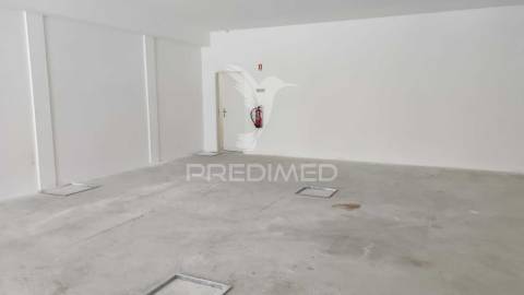 Loja centro algés - 155 m2 c/ saida da fumos