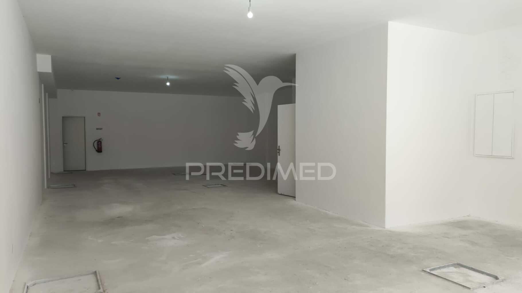 Loja centro algés - 155 m2 c/ saida da fumos