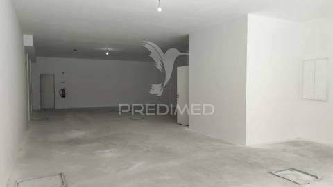 Loja centro algés - 155 m2 c/ saida da fumos