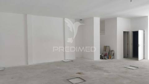 Loja centro algés - 155 m2 c/ saida da fumos