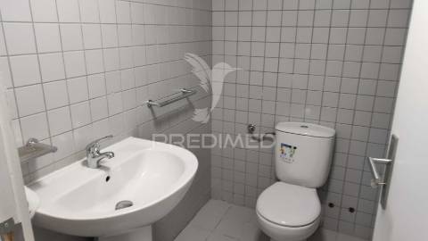 Loja centro algés - 155 m2 c/ saida da fumos