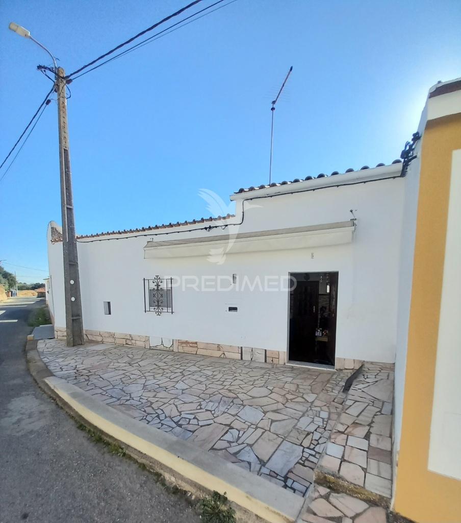 Casa de aldeia com quintal