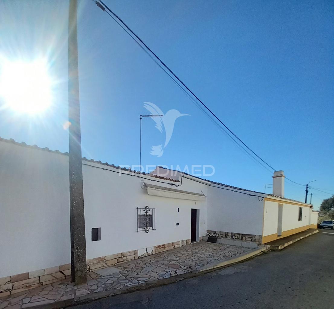 Casa de aldeia com quintal