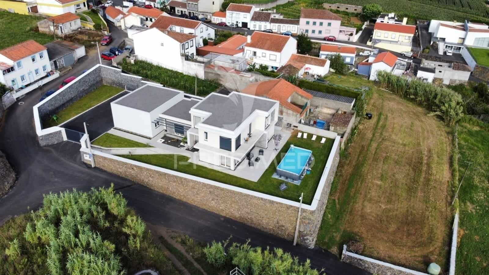 Moradia moderna com vista mar