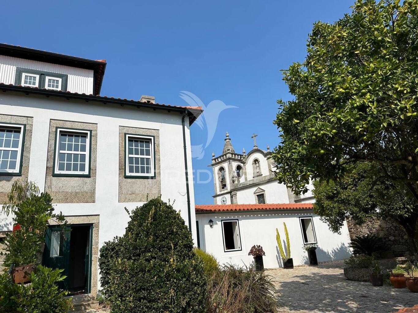 Moradia de dois pisos localizada em curvos (esposende)