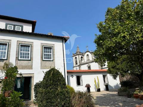 Moradia de dois pisos localizada em curvos (esposende)