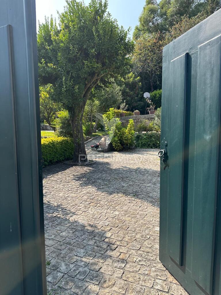 Moradia de dois pisos localizada em curvos (esposende)