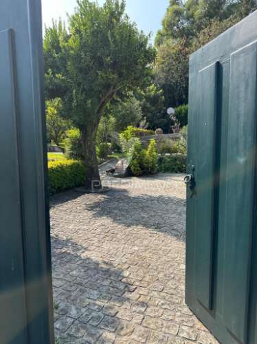 Moradia de dois pisos localizada em curvos (esposende)