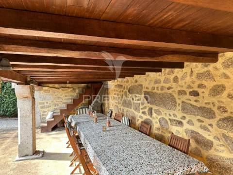Moradia de dois pisos localizada em curvos (esposende)