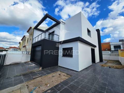 Moradia ponta banda t3, c/garagem, vale choupo - azeitão