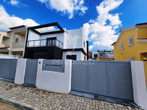 Moradia ponta banda t3, c/garagem, vale choupo - azeitão