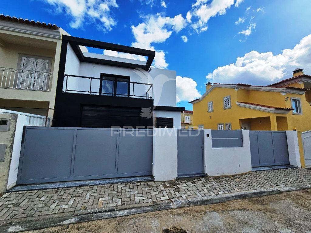 Moradia ponta banda t3, c/garagem, vale choupo - azeitão