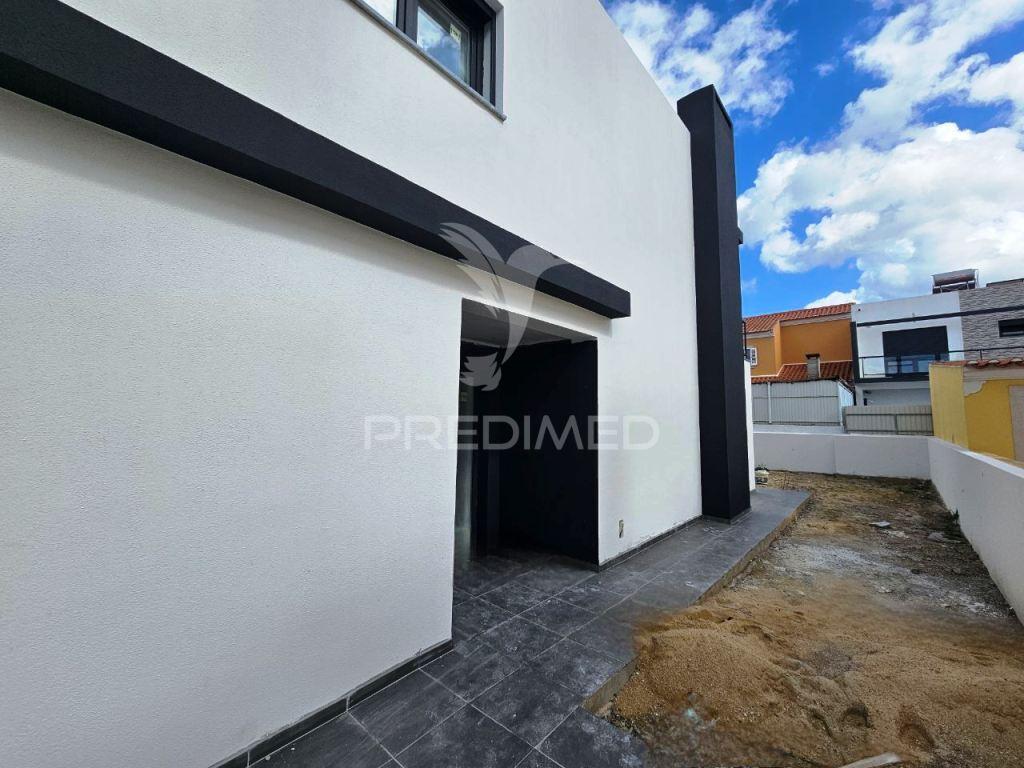 Moradia ponta banda t3, c/garagem, vale choupo - azeitão