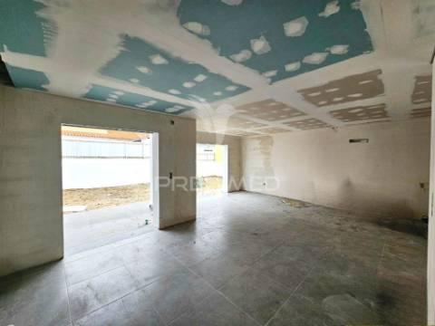 Moradia ponta banda t3, c/garagem, vale choupo - azeitão