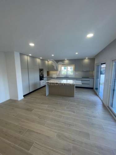Moradia t4 nova geminada!