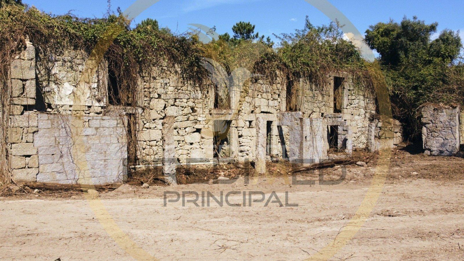 Terreno com ruina - póvoa de lanhoso