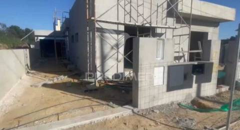 Moradia térrea isolada . piscina e garagem. fernão ferro