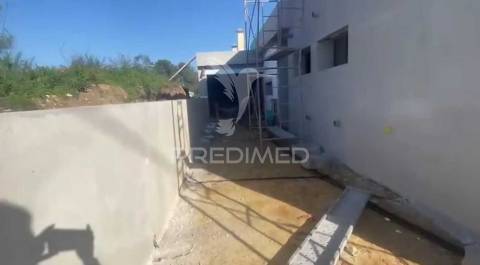 Moradia térrea isolada . piscina e garagem. fernão ferro