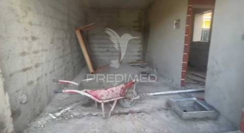 Moradia térrea isolada . piscina e garagem. fernão ferro
