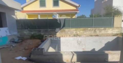 Moradia térrea isolada . piscina e garagem. fernão ferro