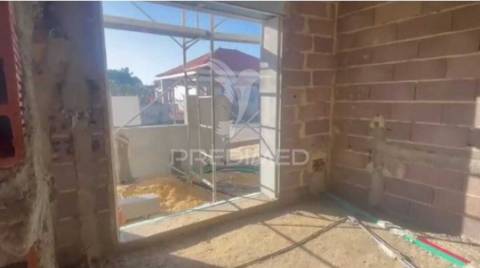 Moradia térrea isolada . piscina e garagem. fernão ferro