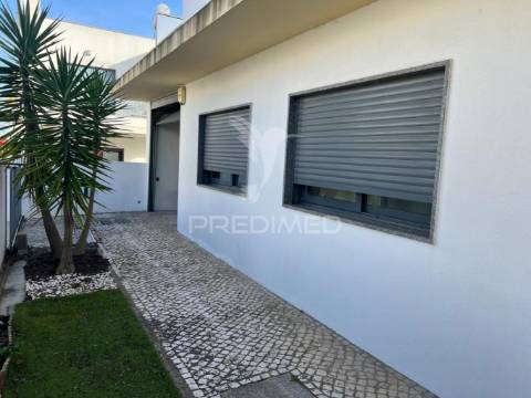 Moradia v4 com garagem em santo antónio da charneca
