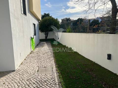 Moradia v4 com garagem em santo antónio da charneca