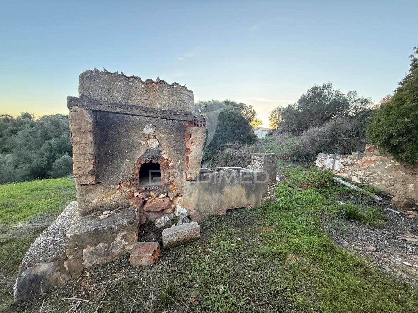 Terreno com 2 ruinas com exelente localização