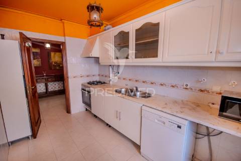 Apartamento t2 com arrecadação em valejas, oeiras