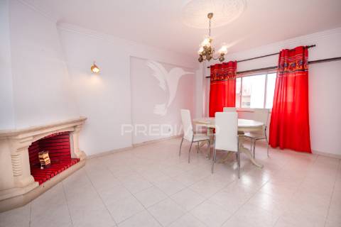 Apartamento t2 com arrecadação em valejas, oeiras