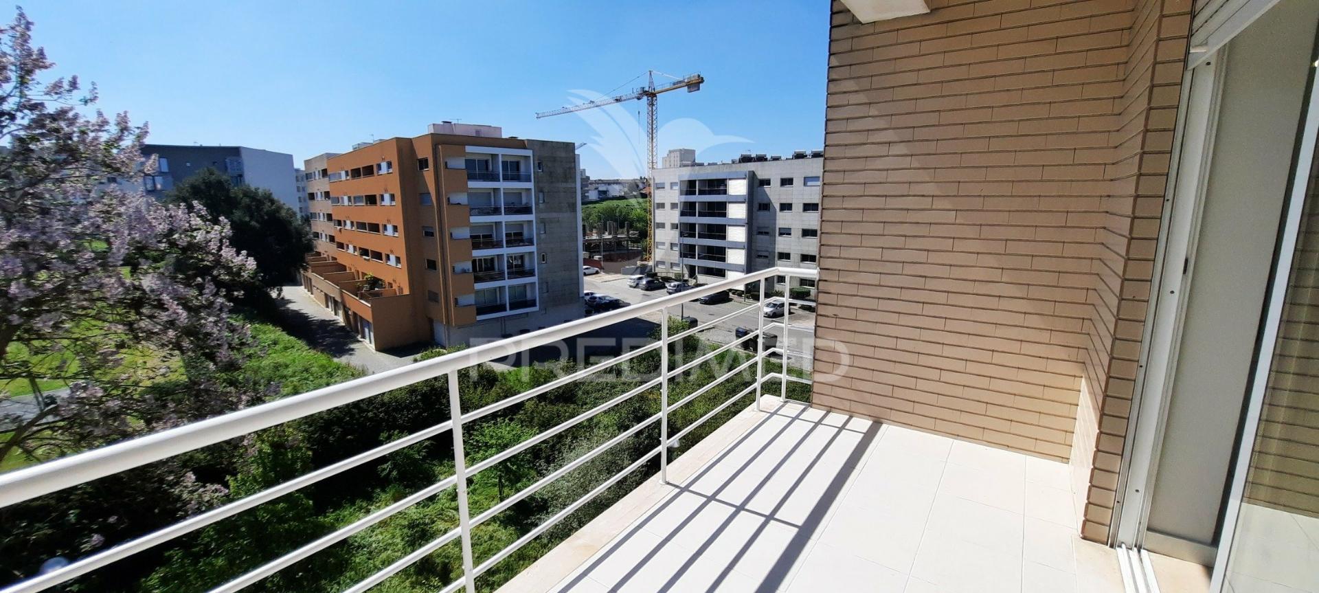 Apartamento t2 em rio tinto, 2 frentes, varanda e lugar de garagem