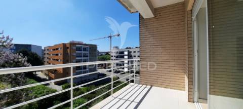 Apartamento t2 em rio tinto, 2 frentes, varanda e lugar de garagem