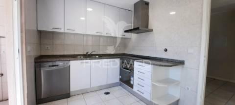 Apartamento t2 em rio tinto, 2 frentes, varanda e lugar de garagem
