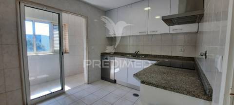 Apartamento t2 em rio tinto, 2 frentes, varanda e lugar de garagem