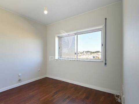 Apartamento t2 em rio tinto, 2 frentes, varanda e lugar de garagem