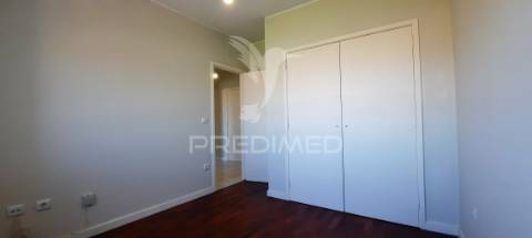 Apartamento t2 em rio tinto, 2 frentes, varanda e lugar de garagem