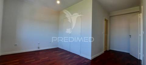 Apartamento t2 em rio tinto, 2 frentes, varanda e lugar de garagem