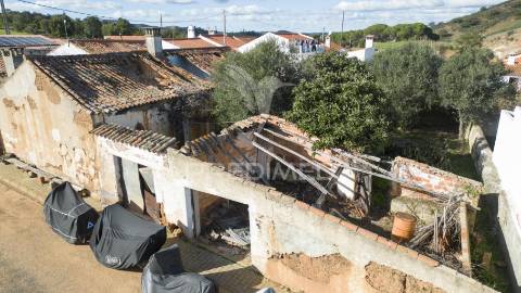 Moradia para recuperar a 20 km da praia