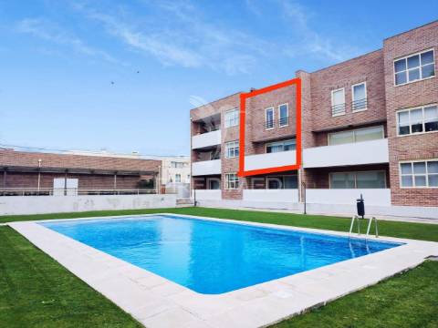 Lavra, agudela. duplex t3 situado em condomínio fechado com piscina, jardim e praia a 200m.