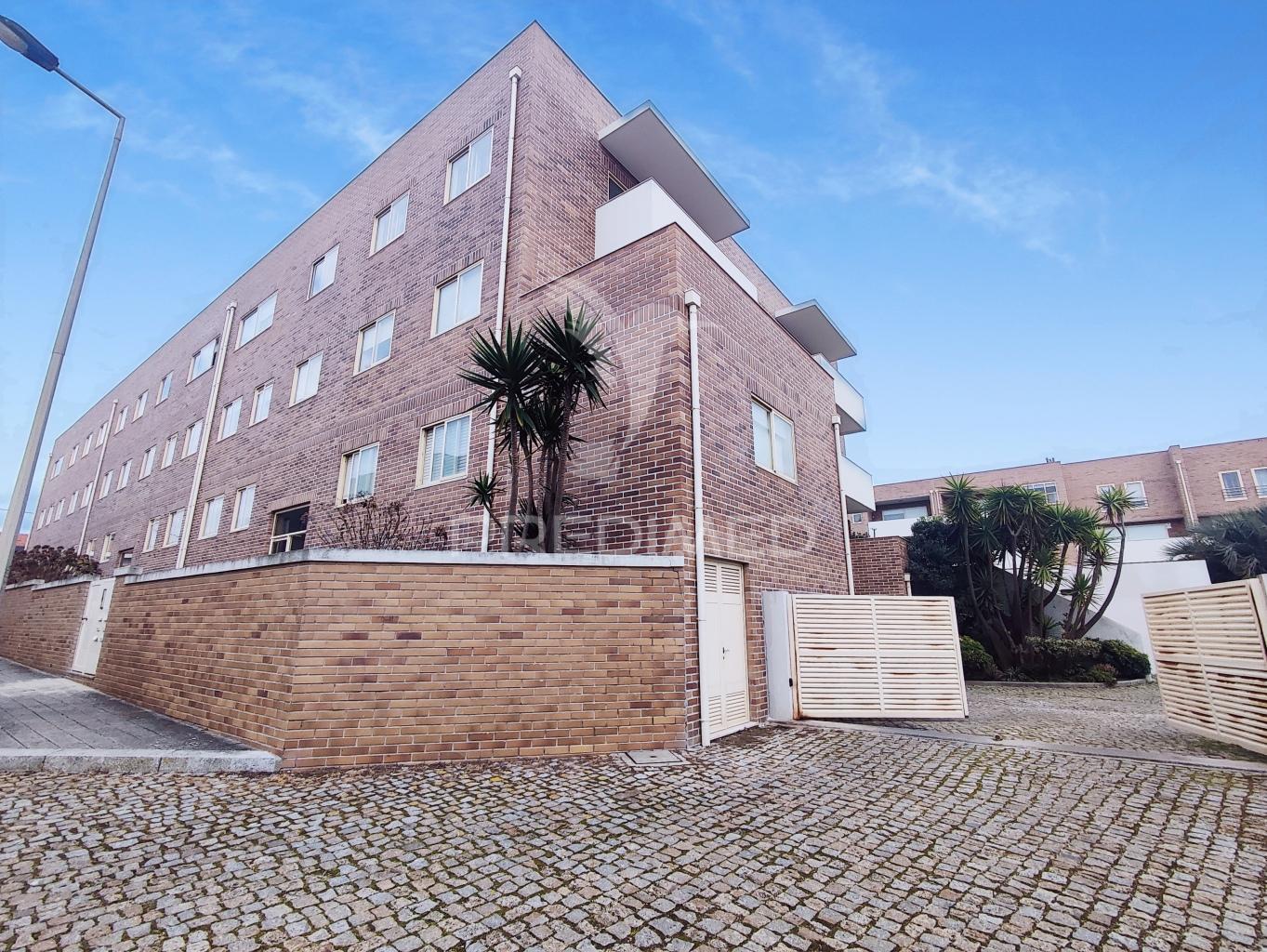 Lavra, agudela. duplex t3 situado em condomínio fechado com piscina, jardim e praia a 200m.