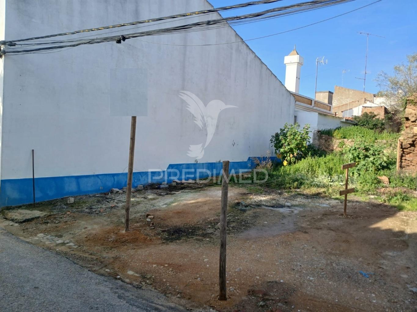 Ruína para reconstrução, de rés do chão e 1.º andar com 117 m2