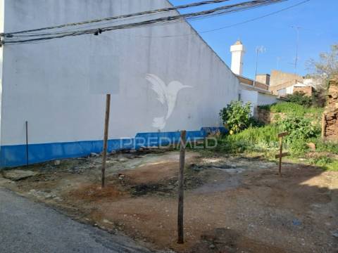 Ruína para reconstrução, de rés do chão e 1.º andar com 117 m2