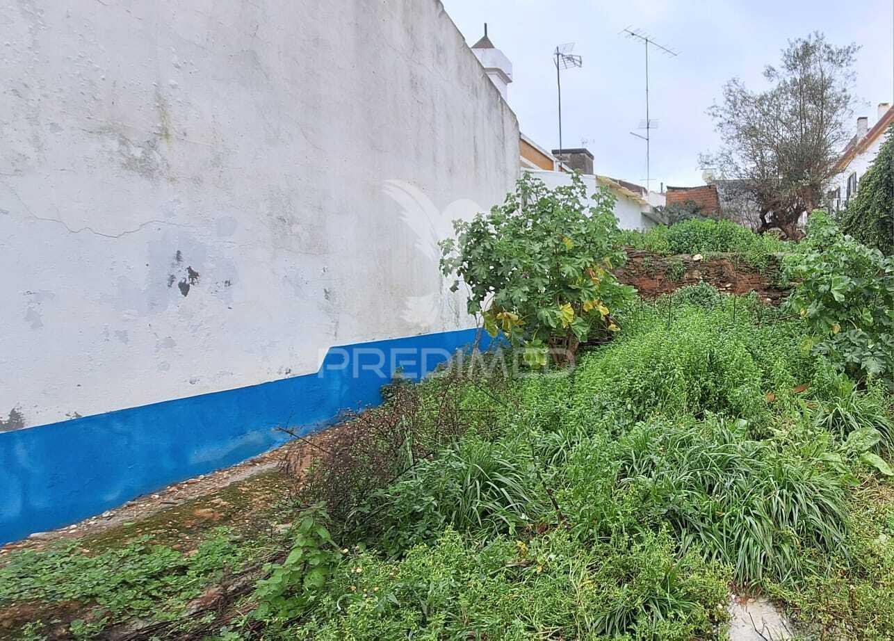 Ruína para reconstrução, de rés do chão e 1.º andar com 117 m2